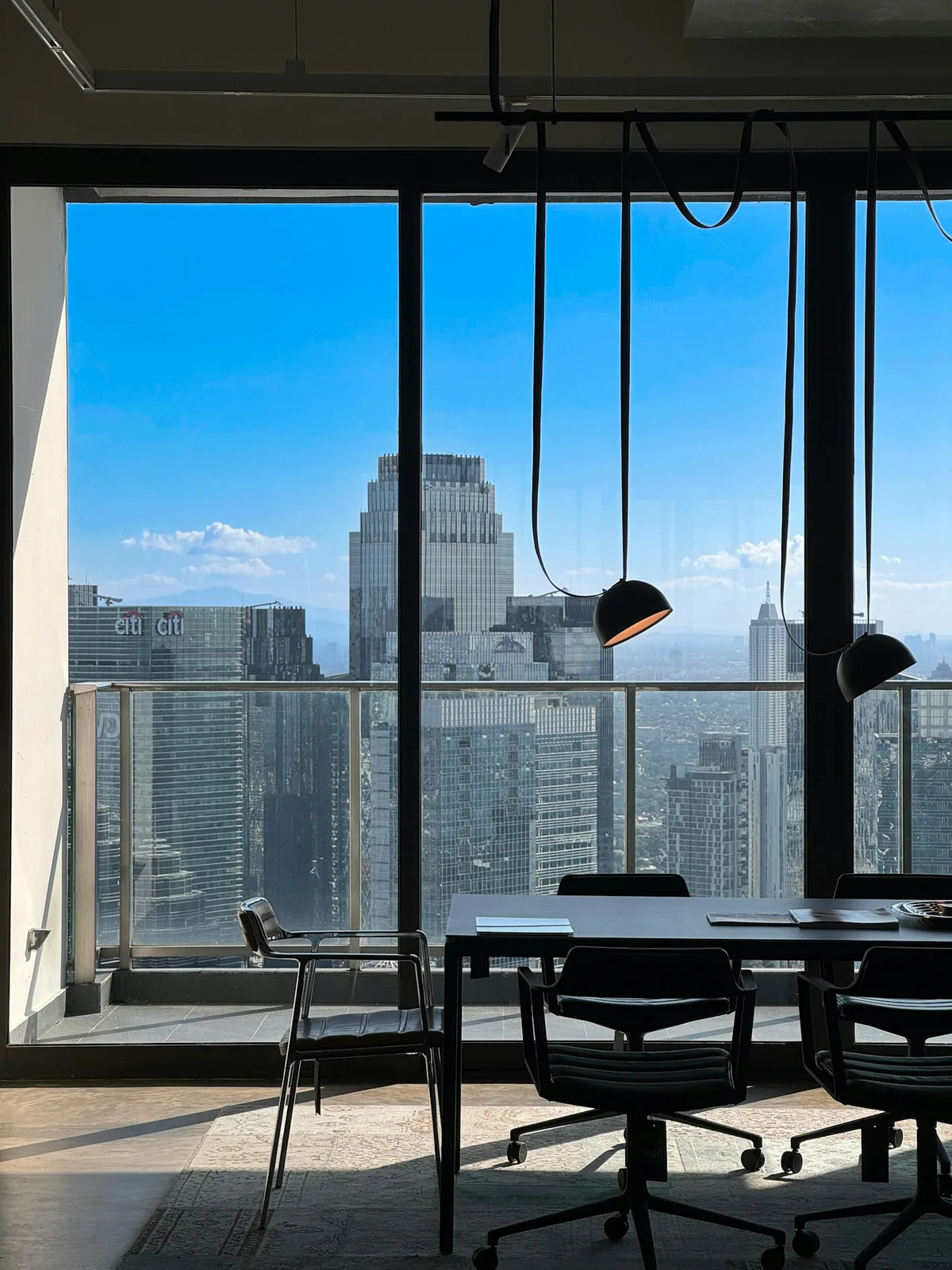 Sala de reuniones con el ventanal abierto sobre la ciudad